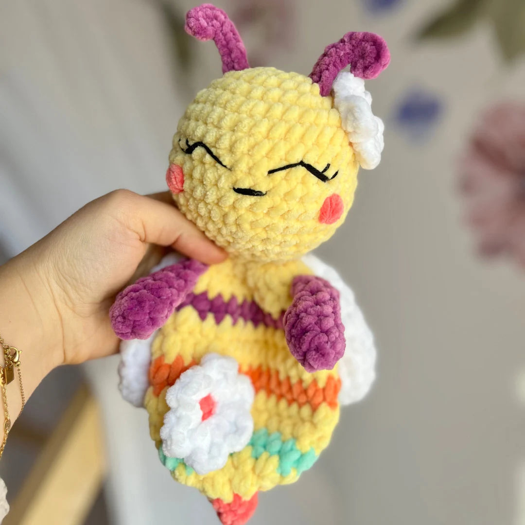 Daisy the Bee Snuggler · PDF Crochet Pattern · Daisy de Doudou Abeille