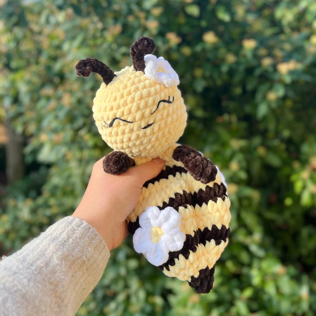 Daisy the Bee Snuggler · PDF Crochet Pattern · Daisy de Doudou Abeille